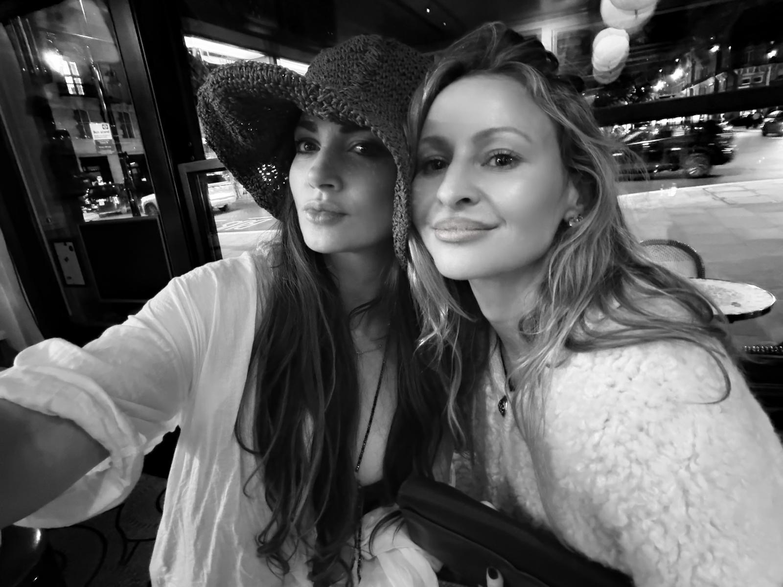 Elle and a friend at a cafe