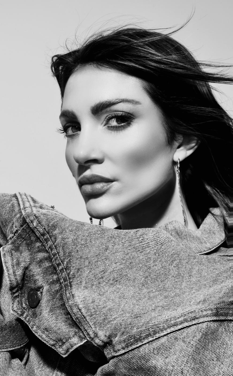 Elle L portrait