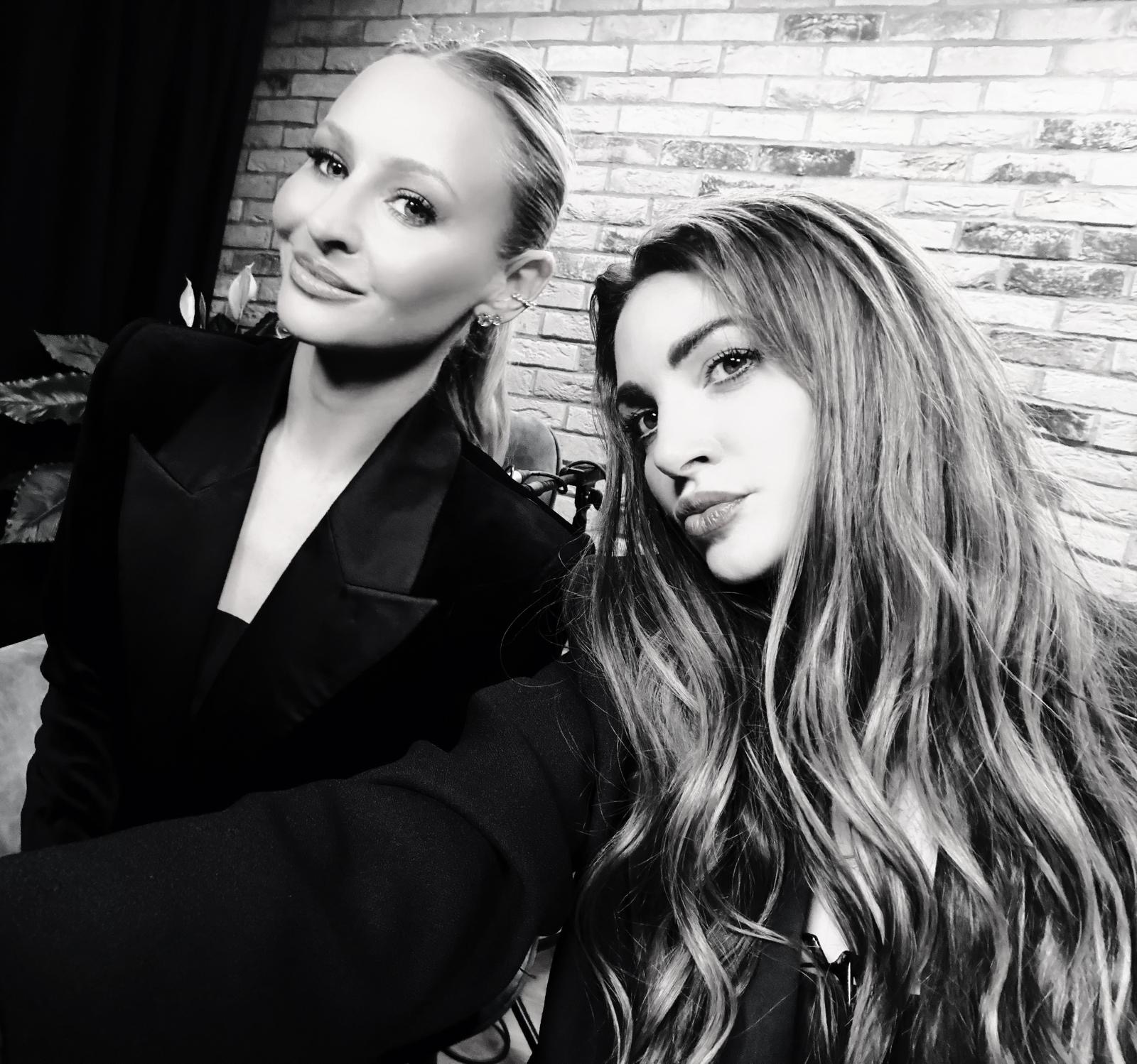 Elle with a friend in the studio