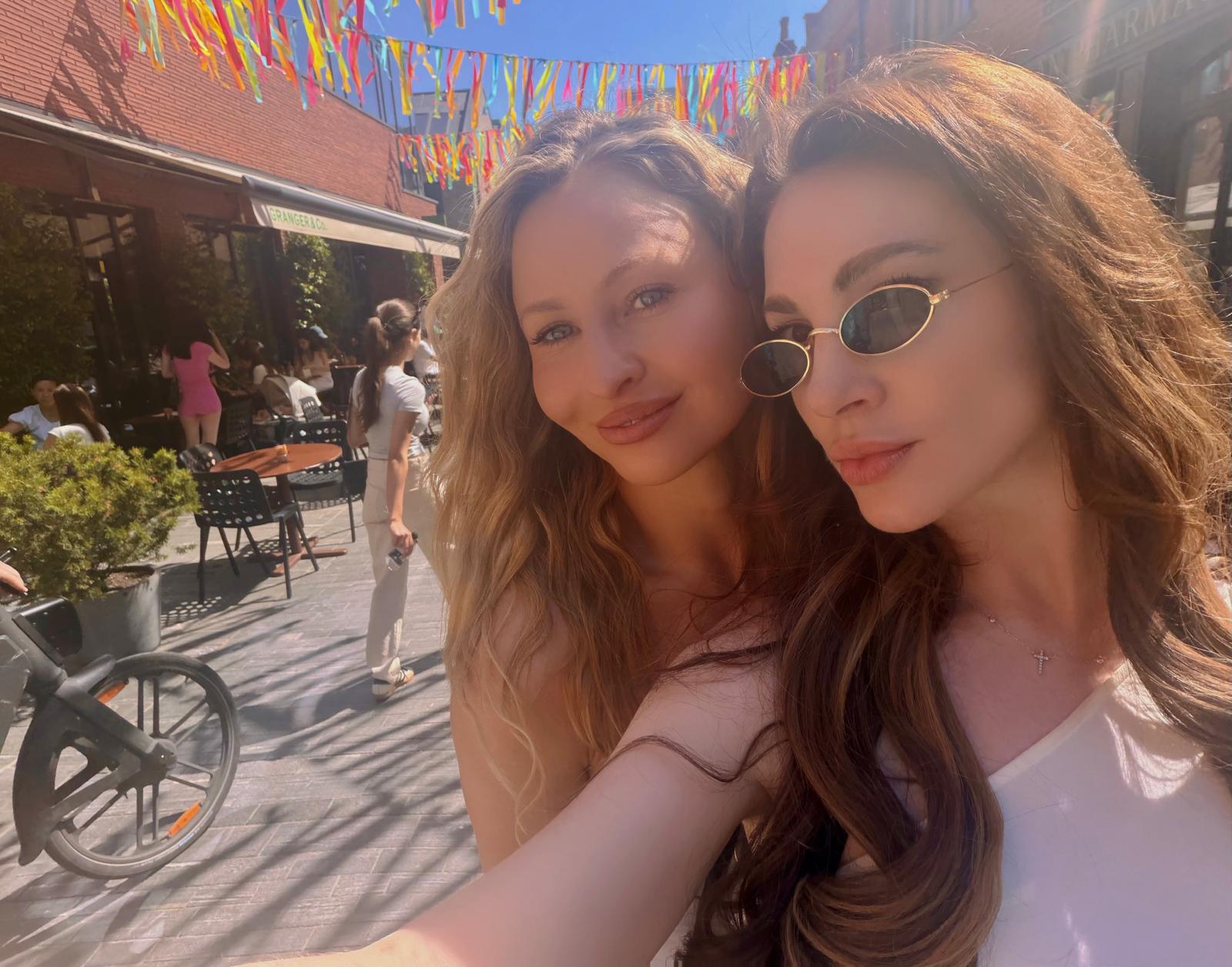 Elle and a friend in the sunshine